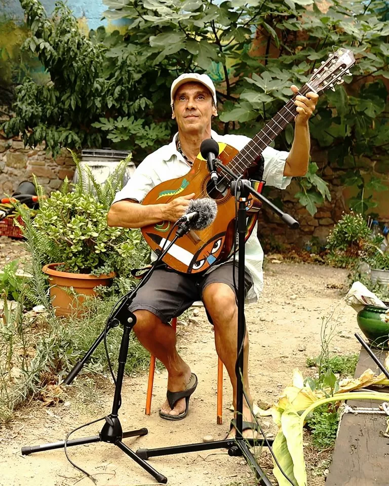 Manu Chao Announces Forthcoming Album ‘Viva Tu’ Set For Release On September 20, 2024 And Shares New Single « Sao Paulo Motoboy »